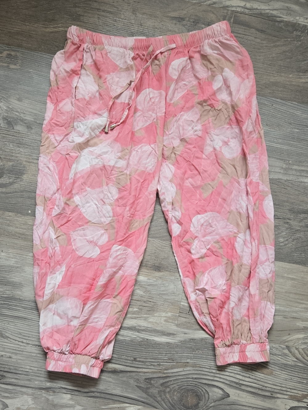 Women’s Pink Floral Drawstring Capris